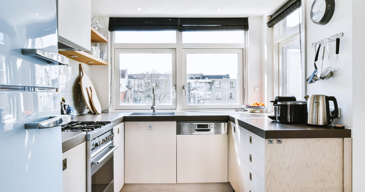 Read more about the article How To Decorate A Small Kitchen With Clever And Practical Ideas